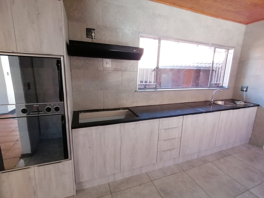 To Let 4 Bedroom Property for Rent in Heuwelsig Free State